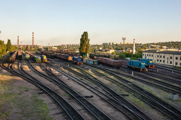 Tren y la estación de trenes —  Fotos de Stock