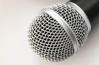 Beyaz arkaplanda mikrofon