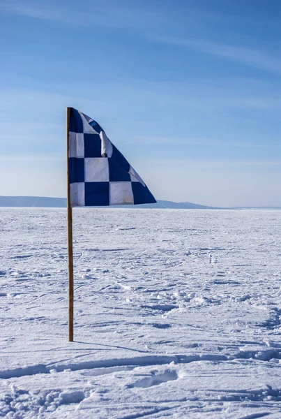 Campo nevado de esportes com uma bandeira — Fotografia de Stock