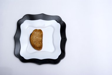 çıtır dilim ekmek ve bir tabak