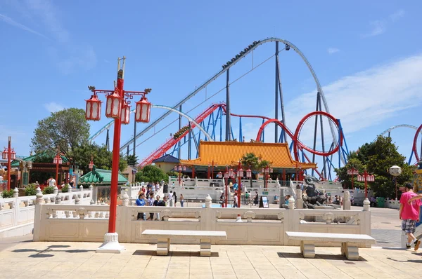 Grzbiet stile roller coaster w parku rozrywki port aventura — Zdjęcie stockowe