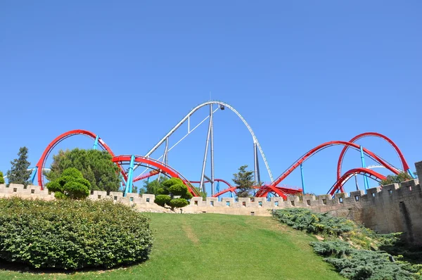 Roller coaster z na tle nieba w parku rozrywki port aventura — Zdjęcie stockowe