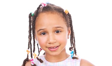 Mutlu küçük bir kızın portresi