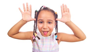 Mutlu küçük bir kızın portresi