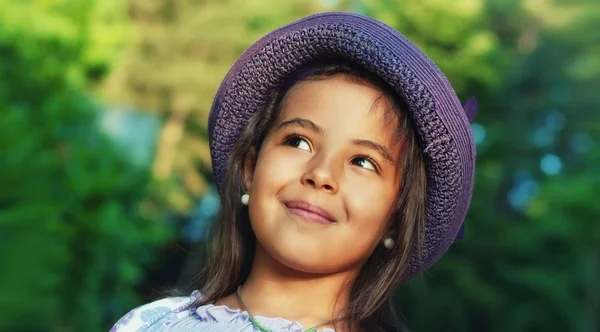 Egy nyári nap boldog kis lány portréja — Stock Fotó