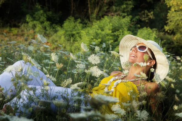 Młoda kobieta zrelaksowana w trawie — Zdjęcie stockowe