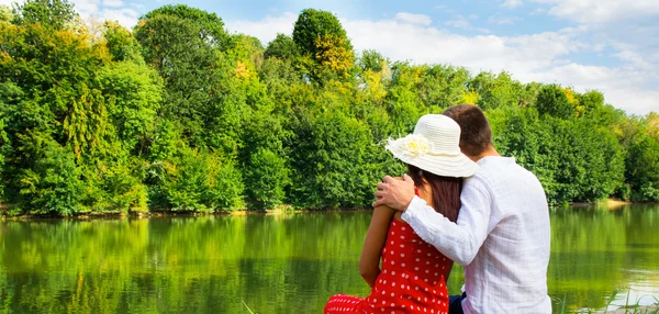 Jonge gelukkige vrouw — Stockfoto