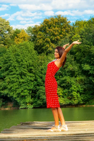 Jonge gelukkige vrouw — Stockfoto