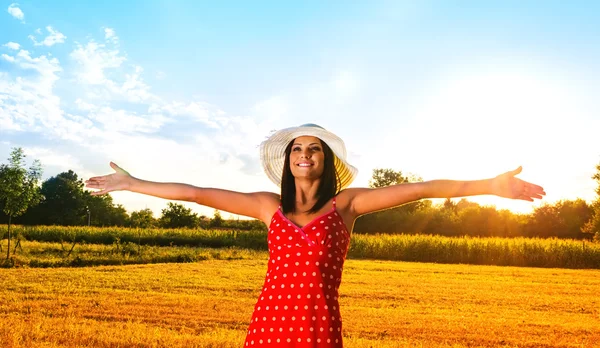 Jonge gelukkige vrouw — Stockfoto