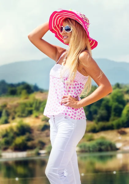 Mujer con sombrero —  Fotos de Stock