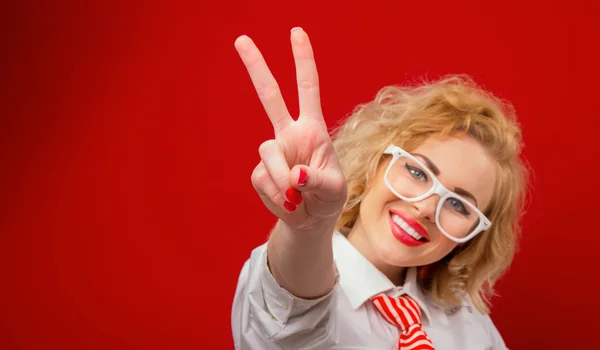 Mujer, sobre rojo —  Fotos de Stock