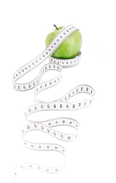 Яблоко с измерительной лентой на белом — стоковое фото