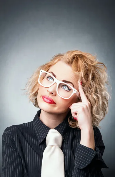 Mulher com expressão de pensamento facial — Fotografia de Stock