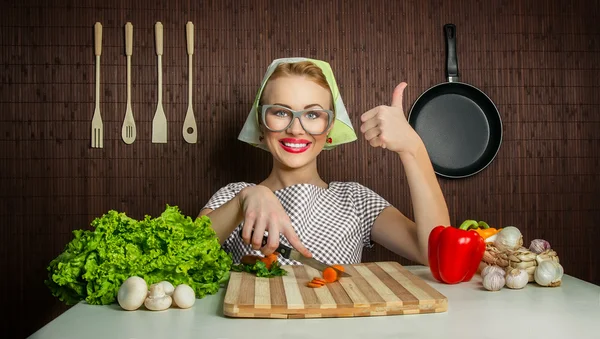 Žena vařit — Stock fotografie