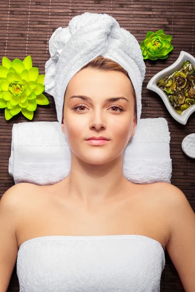 Schoonheid van de jonge vrouw in een spa — Stockfoto