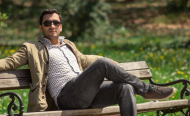 Yakışıklı genç adam.