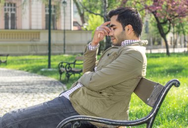 Yakışıklı genç adam.