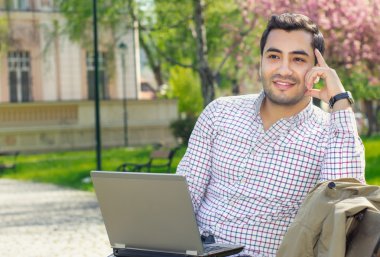 Yakışıklı genç adam.