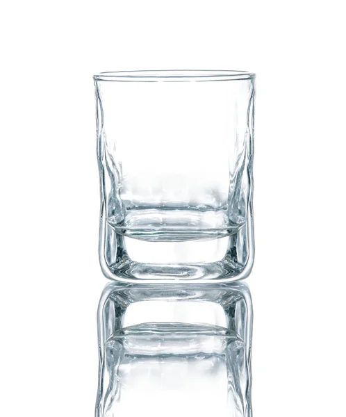 Bécher vide de vodka ou verre de whisky isolé sur fond blanc — Photo