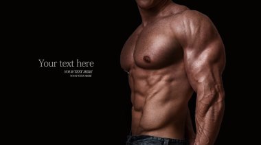 genç adamın kaslı ve seksi gövde