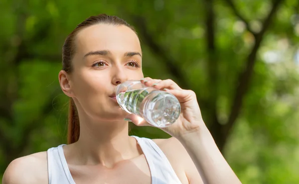 Sports woman drinking water — Stock Photo, Image