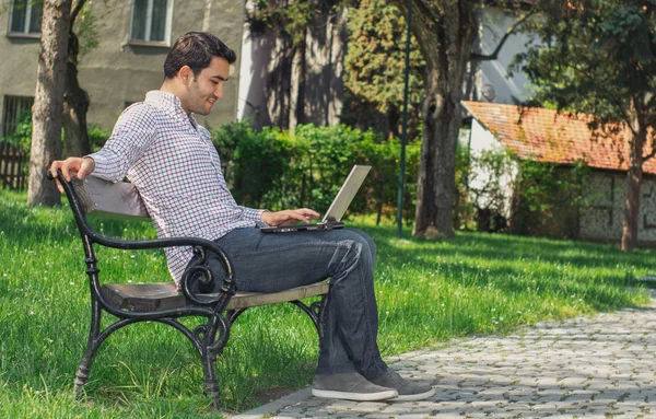 Porträt eines jungen Mannes — Stockfoto