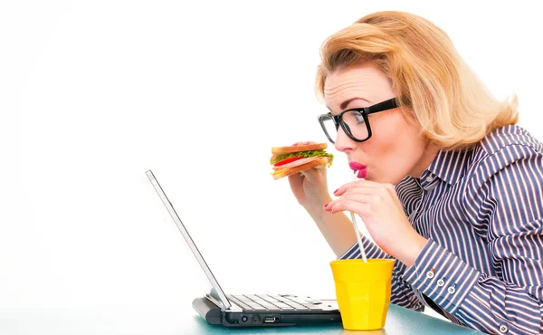 Rolig affärskvinna hålla smörgås och dricka saft — Stockfoto