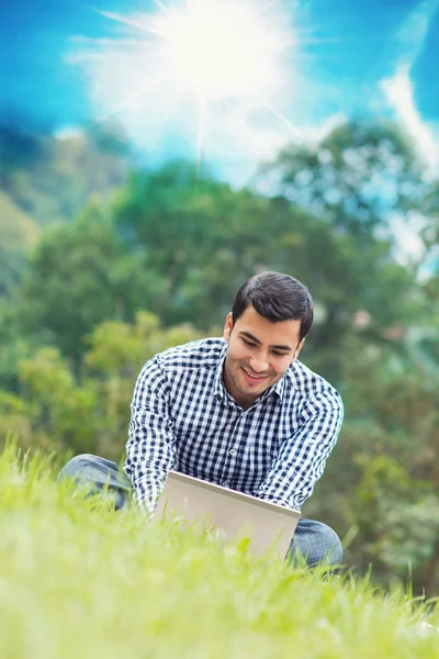 Šťastný mladý muž s notebookem, venkovní - mimo — Stock fotografie