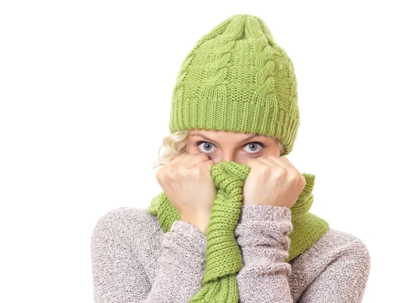 Giovane donna che indossa abiti invernali — Foto Stock