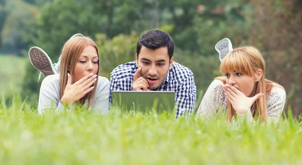 Gli amici preoccupati studiano i compiti sul computer portatile — Foto Stock