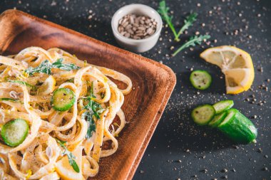 Ekşi kremalı ve otlu makarna tabağı. Tagliatelle, spagetti. Lezzetli yemek. Vejetaryen yemeği.