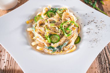 Ekşi kremalı ve otlu makarna. Tagliatelle, spagetti. Lezzetli yemek. Vejetaryen yemeği.