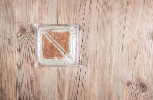 Sandwich Una Caja Plástico Transparente Bolsa Nylon Para Mesa Madera — Foto de Stock