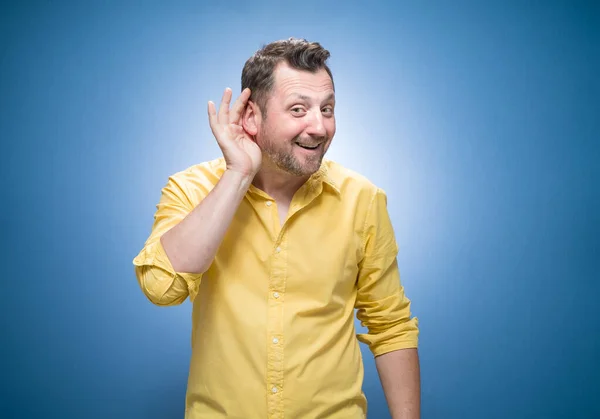 Hombre Medio Cuerpo Sosteniendo Palma Cerca Oreja Tratando Escuchar Algo — Foto de Stock