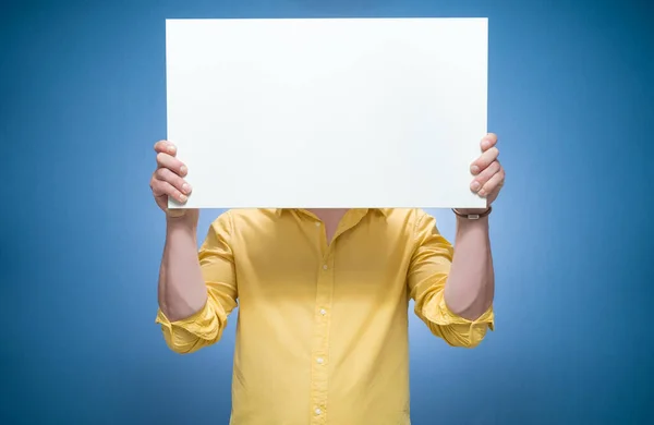 Junge Frauen Bedecken Ihr Gesicht Mit Weißem Brett Vor Blauem — Stockfoto