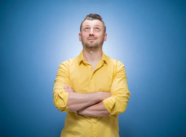 Junger Mann Der Denkt Und Zum Freien Raum Aufschaut Kopiert — Stockfoto