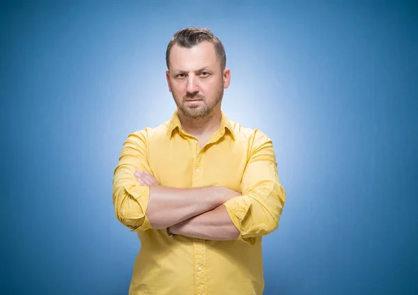 Porträt Eines Ernsthaften Jungen Mannes Strenger Typ Mit Den Händen — Stockfoto