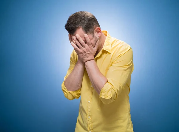 Hombre Olvidadizo Sosteniendo Mano Cara Sobre Fondo Azul Vestidos Con — Foto de Stock