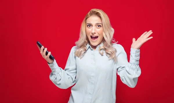 Mujer Moda Con Teléfono Notificación Increíble Inesperada Aislado Fondo Rojo — Foto de Stock