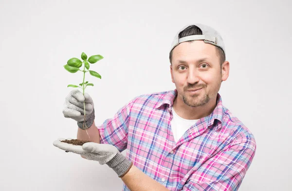 Jardineiro Masculino Segurando Planta Sobre Solo Palmas Novo Conceito Vida — Fotografia de Stock