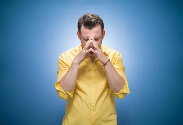 Migraine Jongeman Met Hoofdpijn Blauwe Achtergrond Gekleed Geel Shirt Uitgeputte — Stockfoto