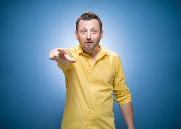 Divertido Hombre Asustado Señalando Mostrando Con Dedo Algo Sobre Fondo —  Fotos de Stock