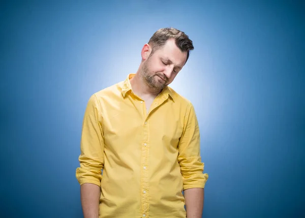 Een Slapende Man Met Een Slaapmasker Een Blauwe Achtergrond Gekleed — Stockfoto