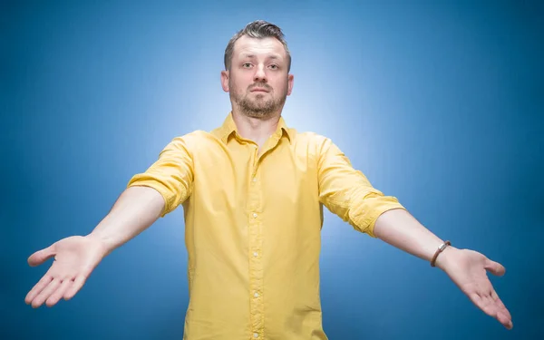 Heb Niets Jongeman Met Uitgestrekte Armen Die Zijn Handpalm Laat — Stockfoto