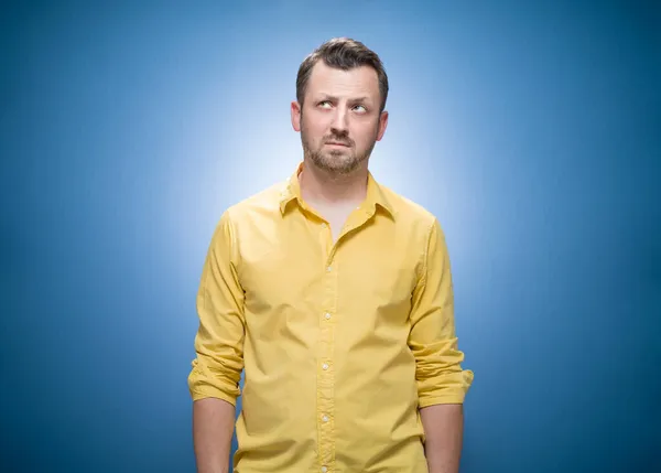 Man Denke Den Mann Der Gelbem Hemd Zum Leeren Raum — Stockfoto