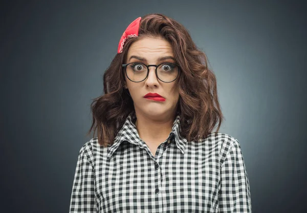 Verward Jonge Vrouw Met Donker Grijs Zwarte Achtergrond Een Meisje — Stockfoto