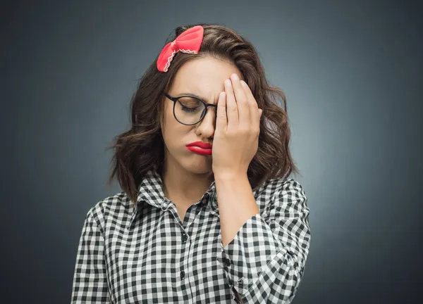 昏昏欲睡的年轻女子 背景是深灰黑色的 双目紧闭 面容憔悴的女人 累了的表情工作室拍摄 — 图库照片