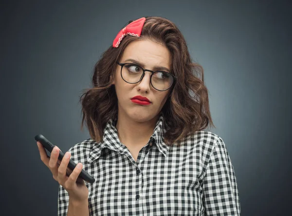 Zaklatott Lány Telefonban Sötét Szürke Fekete Háttér Idegesítő Fiatal Mobiltelefont — Stock Fotó