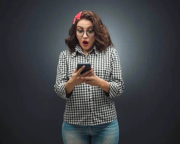 Неожиданное Сообщение Смартфоне Удивленная Молодая Женщина Телефоном Просматривает Темно Серый — стоковое фото