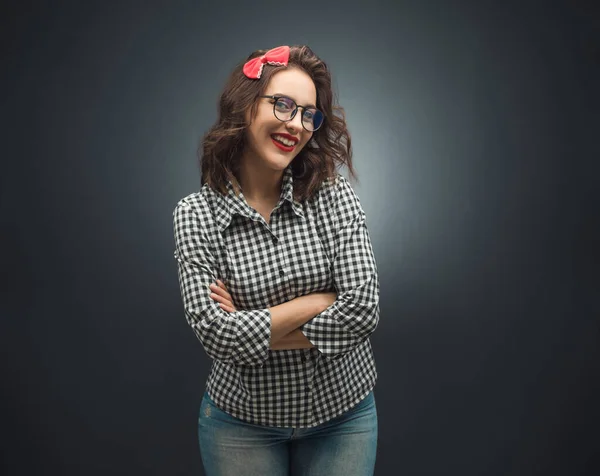 Portret Van Een Positieve Jonge Vrouw Met Gekruiste Armen Donkergrijs — Stockfoto